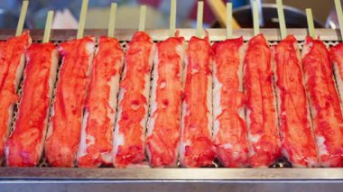 Japonya 'nın Kyoto kentindeki bir sokak gıda pazarında şişte kızaran yengeç etini kapatın.