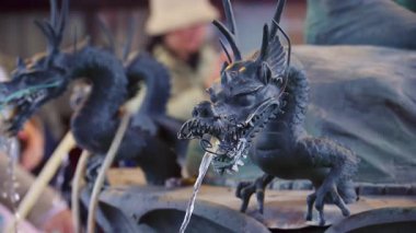 Japonya 'nın başkenti Tokyo' daki Senso-ji Tapınağı 'nda bir ejderha arıtma çeşmesinin yakınında.