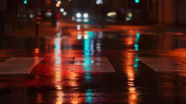 Yağmurlu bir akşamda şehir ışıklarının bulanık görüntüsü. Tokyo, Japonya