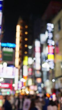 Shinjuku şehrinin canlı yaşamını ve akşamları yanan binalarla sokağa çıkan insanları bulanık bir şekilde görüyordum. Dikey