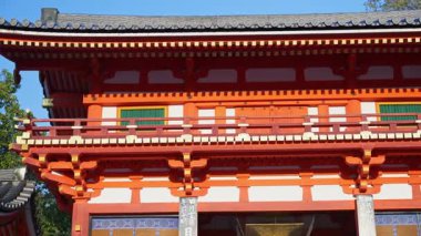 Kyoto, Japonya - 11 Nisan 2025: Şinto Tapınağı 'ndaki Yasaka Jinja Nishiromon Kapısı' nın görüntüsü. Çeviri: 