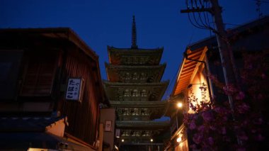 Kyoto, Japonya - 11 Nisan 2025: Ninenzaka Caddesi 'ndeki Yasaka Tapınağı' nın görüntüsü. Çeviri: Yasaka Tütün Büfesi