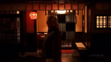 Kyoto, Japonya - 11 Nisan 2025: İnsanlar akşamları Gion bölgesinin sokaklarında yürüyor. Çevirisi: 