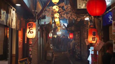 Shinjuku, Japonya - 12 Nisan 2025: İnsanlar Omoide Yokocho Bellek Yolu 'nda yürüyorlar. Çeviri: Oden, Kushiyaki