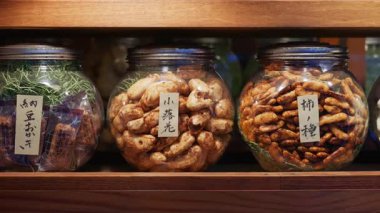 Kyoto, Japonya - 11 Nisan 2025: Asakusa, Kannon Dori Market 'te satılık tohum kavanozlarını kapatın. Çevirisi: 