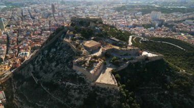 İspanya 'nın Alicante sahilindeki Santa Barbara Kalesi' nin arka planında şehir olan insansız hava aracı görüntüsü.