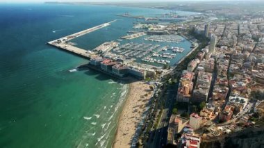 Alicante Limanı 'nın hava aracı görüntüsü ve gün ışığında şehirdeki binalar.