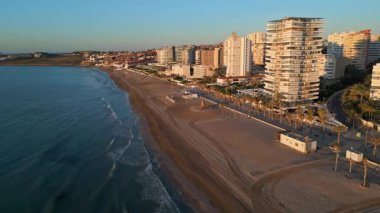 Akdeniz 'in ve İspanya' nın batımında Alicante kentinin insansız hava aracı görüntüsü