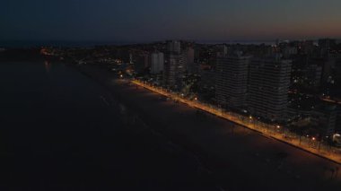 Akdeniz 'in ve İspanya' daki Alicante şehrinin gün batımında hava aracı görüntüsü