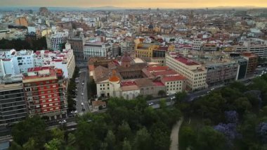 İspanya, Valencia 'daki binaların gündüz hava aracı görüntüsü.