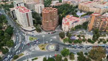 İspanya, Valencia 'daki binalar arasında gündüz vakti hareket eden arabaların hava aracı görüntüsü.