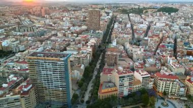 İspanya, Valencia 'daki binaların gündüz hava aracı görüntüsü.