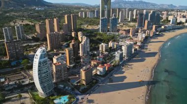 İspanya 'nın Benidorm kentindeki deniz ve kıyı şeridi boyunca uzanan binaların insansız hava aracı görüntüsü