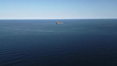 Benidorm Adası 'nın ve İspanya' nın Benidorm kentindeki Akdeniz 'deki doğa rezervinin insansız hava aracı görüntüsü.