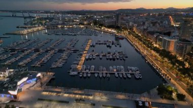Alicante, İspanya - 20 Haziran 2025: Alicante Limanı 'nın hava aracı görüntüsü gün batımında