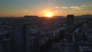 Alicante, İspanya - 20 Haziran 2025: Günbatımında şehirdeki binaların insansız hava aracı görüntüsü