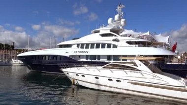 Cannes, Fransa - 2 Temmuz 2025: Gündüz vakti Cannes Eski Limanı 'na çok sayıda beyaz tekne yanaştı