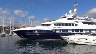 Cannes, Fransa - 2 Temmuz 2025: Gündüz vakti Cannes Eski Limanı 'na çok sayıda beyaz tekne yanaştı