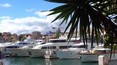 Cannes, Fransa - 2 Temmuz 2025: Gündüz vakti Cannes Eski Limanı 'na çok sayıda beyaz tekne yanaştı