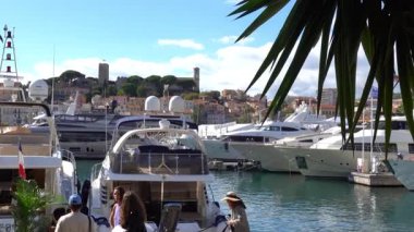 Cannes, Fransa - 2 Temmuz 2025: Gündüz vakti Cannes Eski Limanı 'na çok sayıda beyaz tekne yanaştı