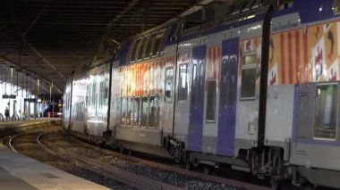 Cannes, Fransa - 2 Temmuz 2025: Provence-Alpes-Cote d 'Azur' daki bölgesel tren Fransız tren istasyonundan kalkıyor