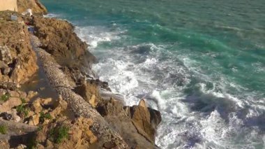 Güçlü dalgalar Akdeniz kıyılarına çarpıyor.