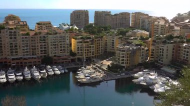 Monako 'daki Fontvieille Limanı' nın havadan görünüşü pastel renkli binaları, lüks yatları ve Akdeniz 'i gösteriyor.