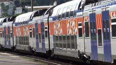 Vallauris, Fransa - 6 Temmuz 2025: Güneşli bir günde Golfe-Juan istasyonunda hareket eden tren