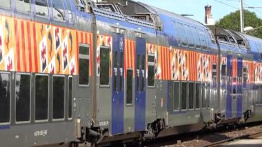 Vallauris, Fransa - 6 Temmuz 2025: Güneşli bir günde Golfe-Juan istasyonunda hareket eden tren