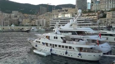 La Condamine, Monaco - 8 Temmuz 2025: Gemiler Hercule Limanı 'na yanaştı