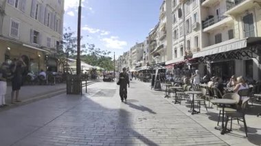 Cannes, Fransa - 10 Temmuz 2025: İnsanlar gün ışığında şehrin sokaklarında yürüyor