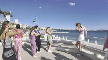 Cannes, Fransa - 10 Temmuz 2025: İnsanlar gün ışığında şehrin sokaklarında yürüyor