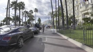 Cannes, Fransa - 10 Temmuz 2025: İnsanlar gün ışığında şehrin sokaklarında yürüyor