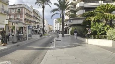 Cannes, Fransa - 10 Temmuz 2025: İnsanlar gün ışığında şehrin sokaklarında yürüyor