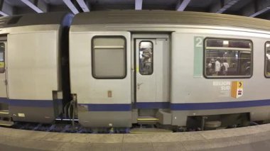 Cannes, Fransa - 10 Temmuz 2025: Mavi ve beyaz bölgesel tren kapalı bir istasyon platformundan geçiyor