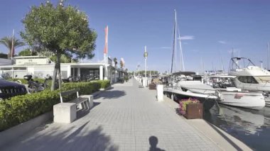 Cannes, Fransa - 11 Temmuz 2025: Gündüz vakti Cannes limanına yanaşan tekneleri görmek