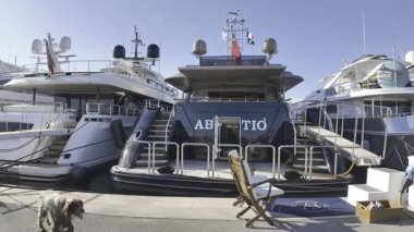 Cannes, Fransa - 11 Temmuz 2025: Gündüz vakti Cannes limanına yanaşan tekneleri görmek
