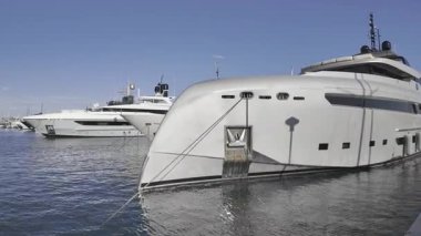 Cannes, Fransa - 11 Temmuz 2025: Gündüz vakti Cannes limanına yanaşan tekneleri görmek