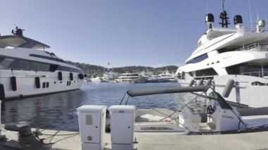 Cannes, Fransa - 11 Temmuz 2025: Gündüz vakti Cannes limanına yanaşan tekneleri görmek