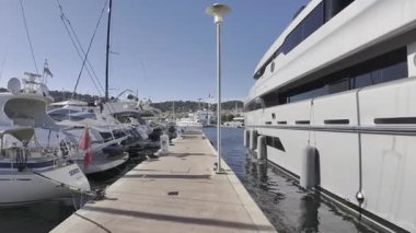 Cannes, Fransa - 11 Temmuz 2025: Gündüz vakti Cannes limanına yanaşan tekneleri görmek