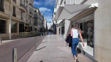 Cannes, Fransa - 12 Temmuz 2025: Güneşli bir günde insanlar şehrin sokaklarında yürüyor