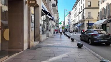 Cannes, Fransa - 12 Temmuz 2025: Güneşli bir günde insanlar şehrin sokaklarında yürüyor