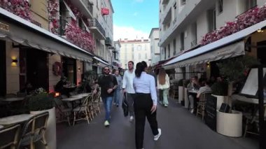 Cannes, Fransa - 12 Temmuz 2025: Güneşli bir günde insanlar şehrin sokaklarında yürüyor