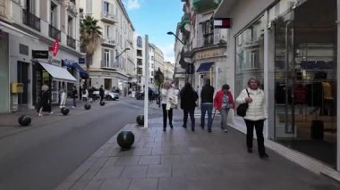 Cannes, Fransa - 12 Temmuz 2025: Güneşli bir günde insanlar şehrin sokaklarında yürüyor
