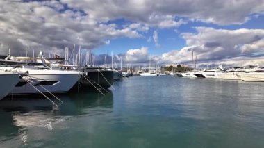Antibes, Fransa - 13 Temmuz 2025: Arka planda Fort Carre ile Vauban Limanı 'na yanaşan tekneler