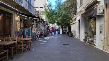 Antibes, Fransa - 13 Temmuz 2025: Güneşli bir günde insanlar şehrin sokaklarında yürüyor