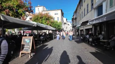 Antibes, Fransa - 13 Temmuz 2025: Güneşli bir günde insanlar şehrin sokaklarında yürüyor