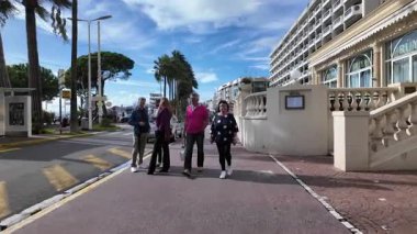 Antibes, Fransa - 14 Temmuz 2025: Güneşli bir günde şehrin sokaklarına park edilmiş arabalar