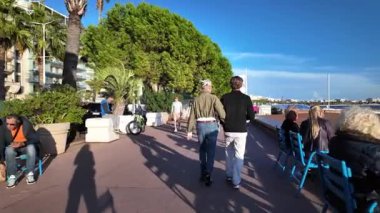 Antibes, Fransa - 14 Temmuz 2025: Güneşli bir günde insanlar şehrin sokaklarında yürüyor