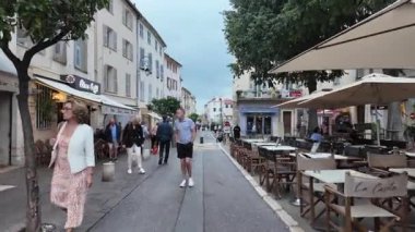Antibes, Fransa - 14 Temmuz 2025: Bulutlu bir günde insanlar şehrin sokaklarında yürüyor